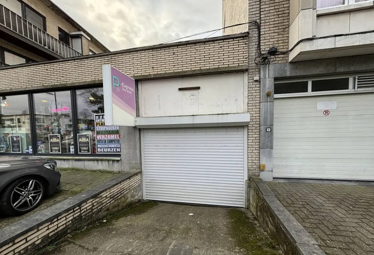 Gesloten elektrische garagepoort van de ondergrondse parking aan de Groenenborgerlaan 224
