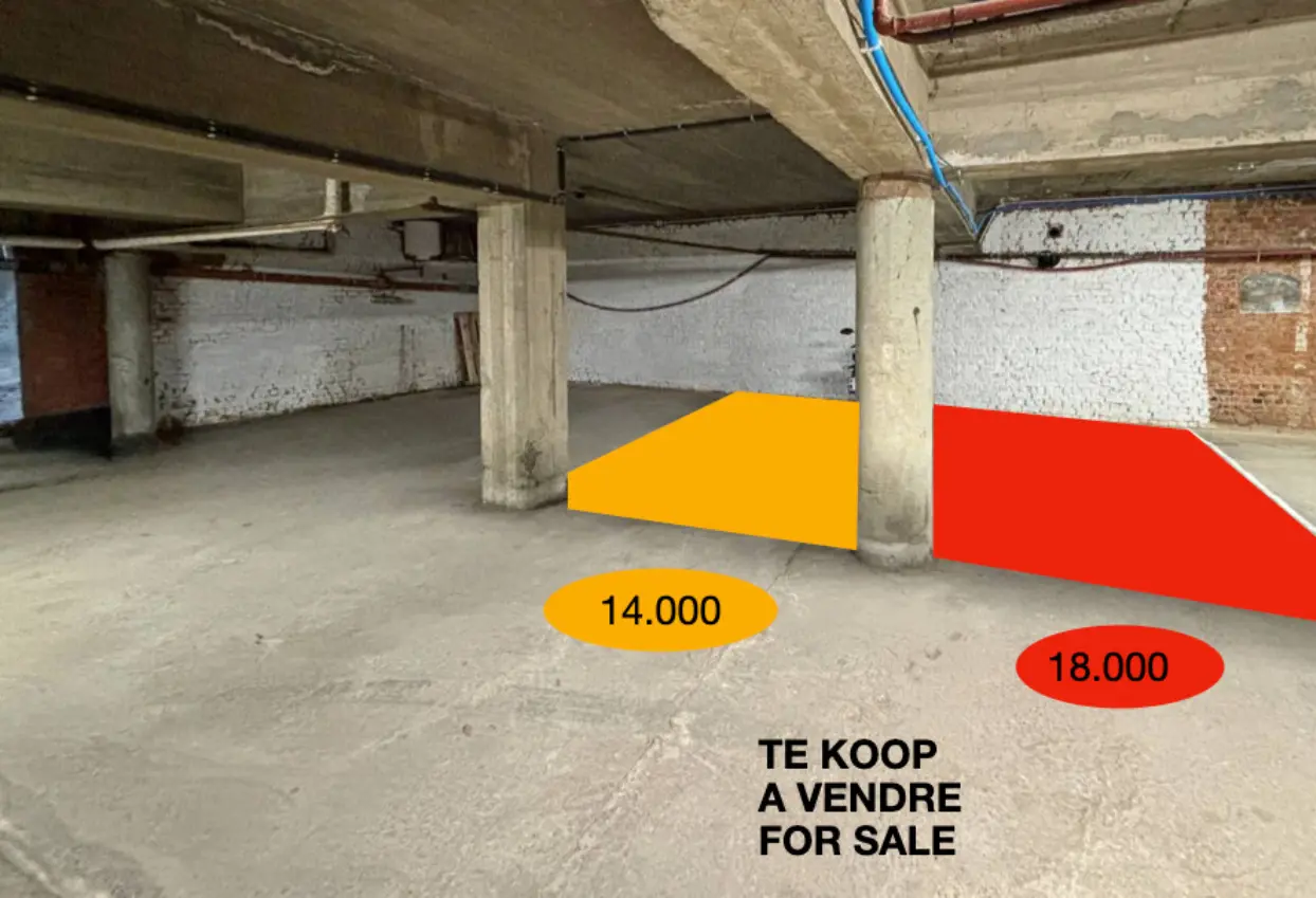 De twee parkeerplaatsen in de ondergrondse garage: de oranje plaats (€14.000) en de rode plaats (€18.000)