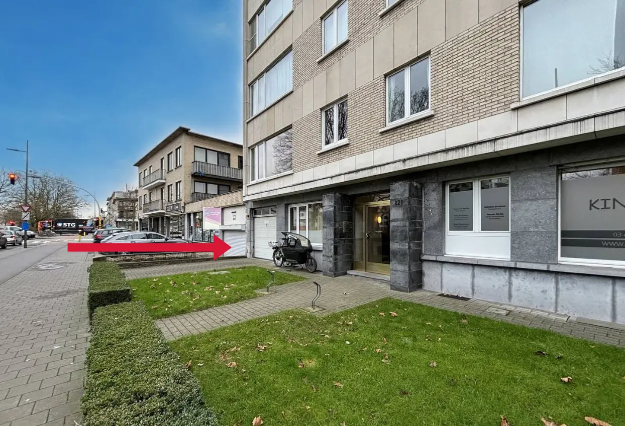 Gebouw aan de Groenenborgerlaan met rode pijl naar de garage-ingang