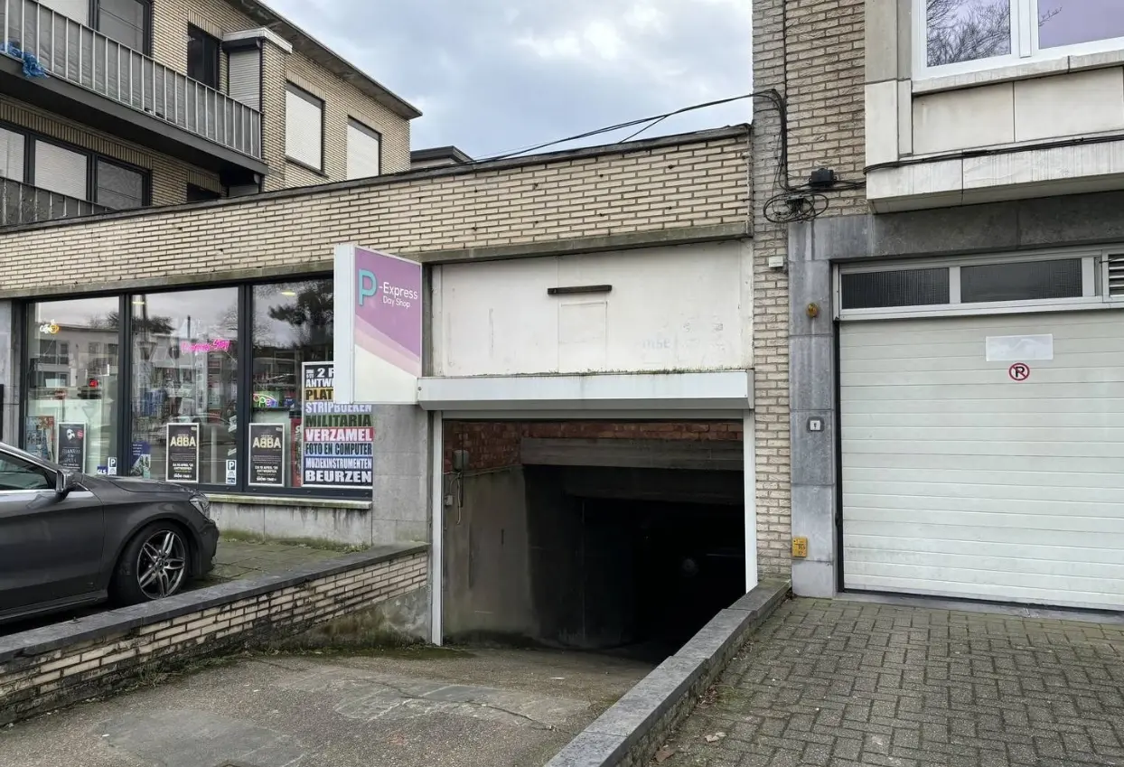 Open garagepoort met afrit naar de ondergrondse parkeergarage in Wilrijk