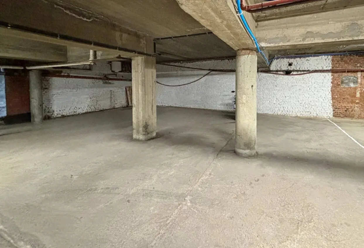 Interieur van de ruime overdekte ondergrondse parkeergarage